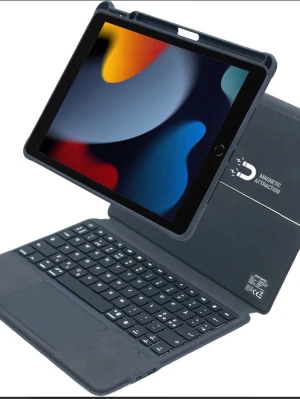 Apple iPad air 11 med tangentbordsfodral - Snygg Apple iPad med magnetiskt tangentbordsfodral. Fodralet har inbyggt tangentbord och touchpad. Skalet skyddar iPaden och fungerar som ställ. Allt i mycket fint skick utan synligt slitage. Passar utmärkt för både arbete och studier.