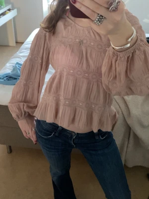 Ljusrosa blus  - Söt ljusrosa blommig blus från Ellos. Storlek S💕