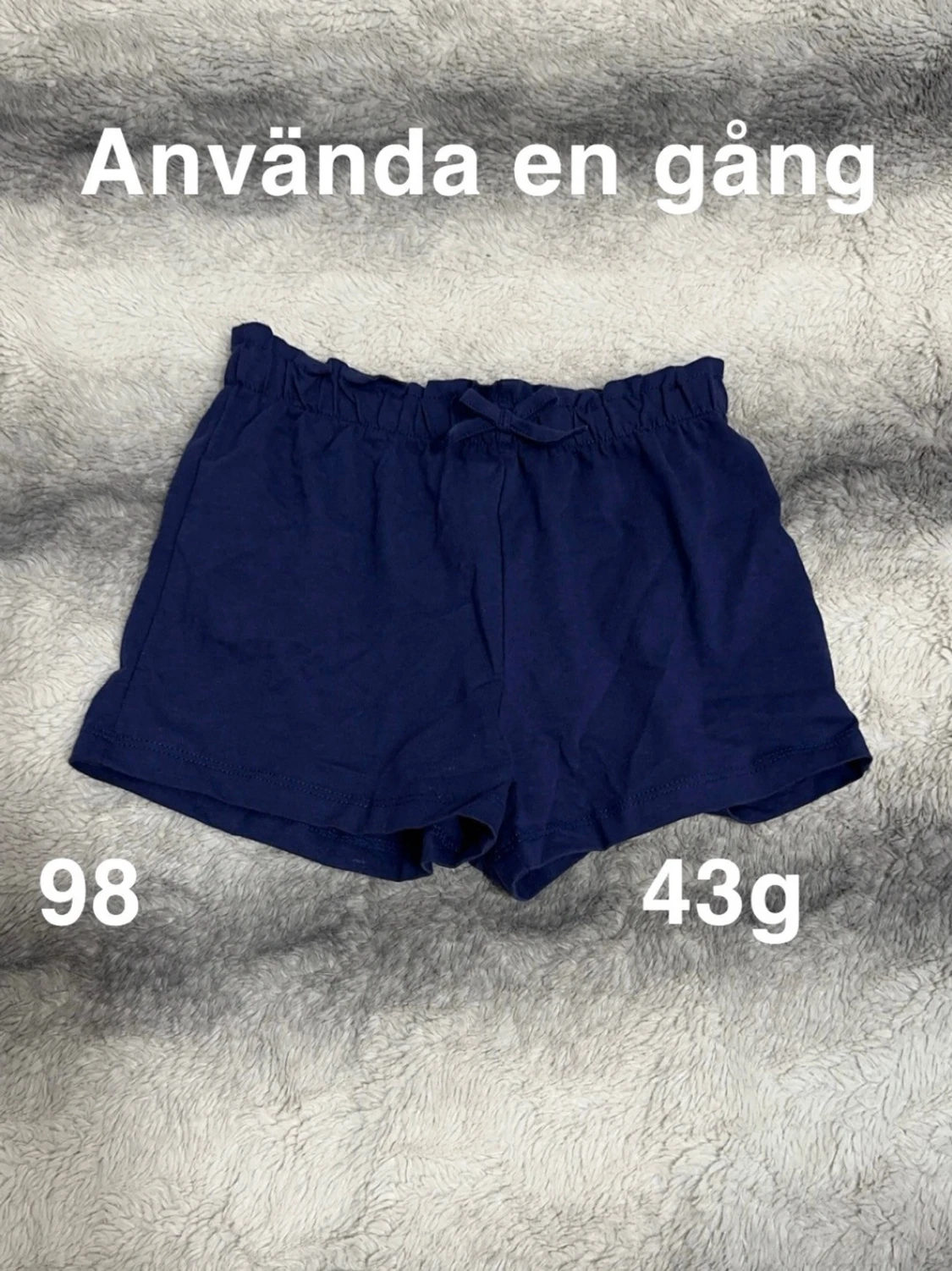 Mörkblå shorts med snörning