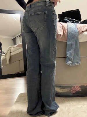 Bootcut jeans - Säljer dessa bootcut jeans från Bershka, bäställde för stor storlek säljer därför vidare, använt 1 gång bara. Sitter lite baggy på mig🫶