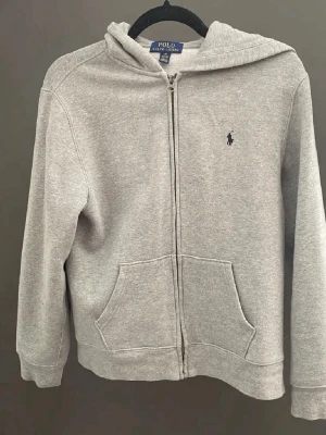 Polo Ralph Lauren  - Superfin högkvalite kofta i nyskick. Äkta ralph Lauren, inga som helst fläckar eller hål i koftan. Den är i storlek L barn och passar från 12-16 år. Motsvarar storlek S vanlig. Använd fåtal gånger, säljer pga har blivit för liten för mig. Hör gärna av er vid frågor!