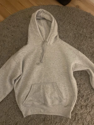 Mysig grå hoddie - Säljer en mysig grå hoddie från bikbok💕