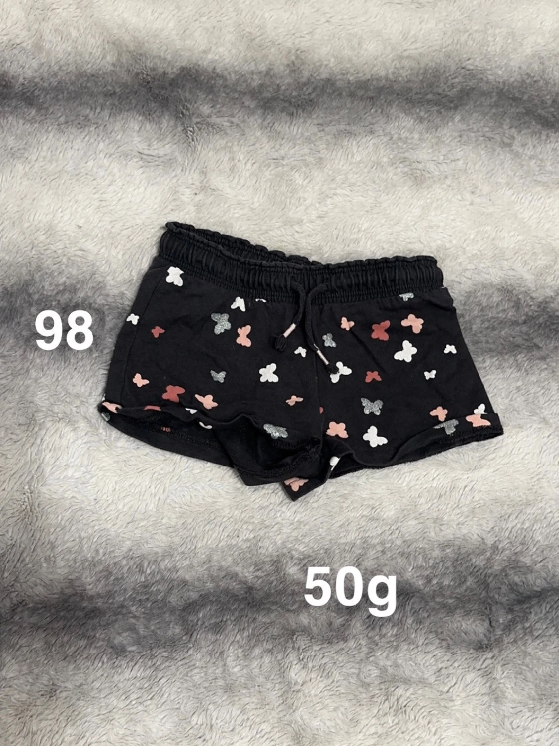 Svarta shorts med fjärilsmönster