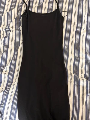 🖤 Tajt svart långkjol – Amisu / New Yorker 🖤 - Säljer en stilren tajt svart långkjol från märket Amisu (New Yorker). Klassisk modell som är lätt att matcha till både vardag och fest ✨  • Storlek: 38 • Färg: Svart • Passform: Tajt • Längd: Lång/maxi • Skick: Bra skick  Perfekt basplagg i garderoben – funkar med allt från stickat till toppar och kavaj. Skriv om du vill ha fler bilder eller info 🖤