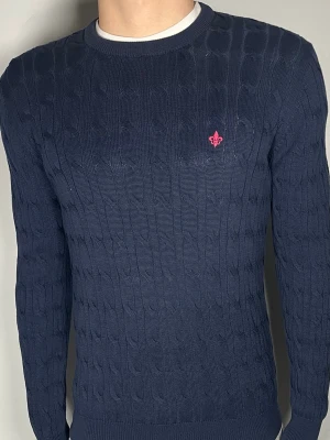 Kabelstickad Morris tröja  - Säljer en riktigt snygg och trendig kabelstickad Morris tröja i fint skick, storlek M, vid frågor är det bara att skriva//Gramenti