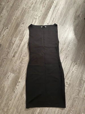 Svart klänning från Zara - Säljer en svart, tight klänning från Zara. Aldrig använd.                                                     Skriv om du har några frågor💕