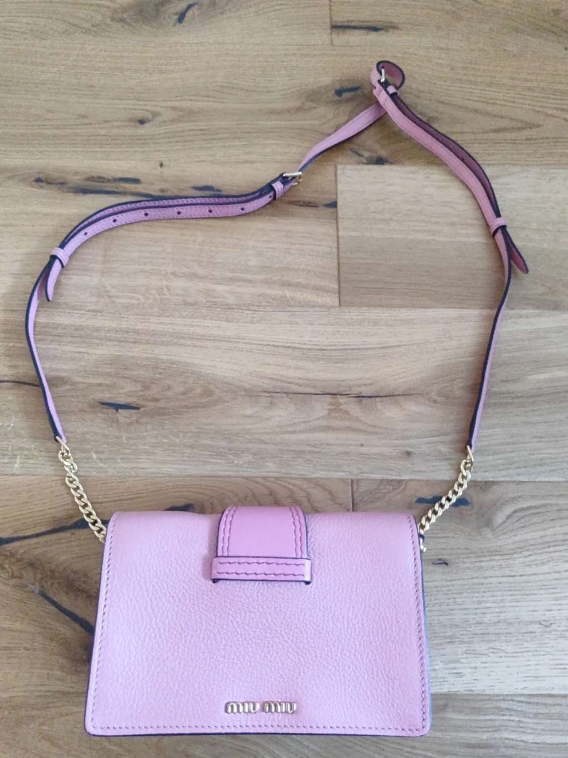 Rosa axelväska från Miu Miu med pärldetalj - 1