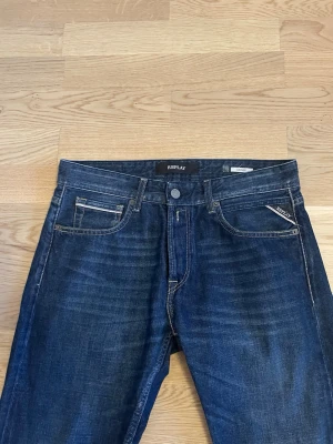 Mörkblå Replay Grover jeans W30 L32 - Jag säljer dom här riktigt snygga Replay Grover jeansen som är i storlek W30 L32. De är i superfint skick utan några skador eller defekter. Tveka inte att höra av er!                                          Mått: Längd=102cm. Midja=41cm