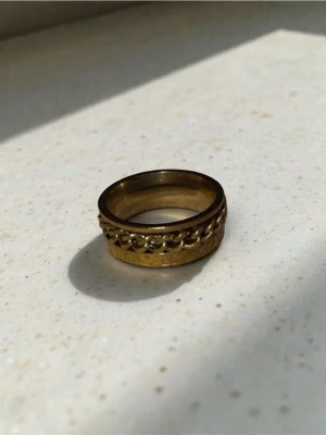 Guld ring - Denna guldring med romerska siffror kombinerar klassisk design med modern passform.  – Passar både tjejer och killar i ålder från 12-14. En perfekt gåva som aldrig går ur tiden. 💛 Endast 49 kr!