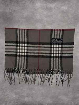 Burberry scarf Grå - Väldigt fin burberry scarf i Nytt skick. Självklart äkta🙌🏼 skickar alltid så snabbt jag kan☺️ skriv för fler bilder🙏🏼