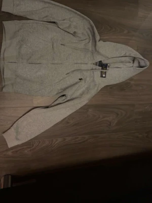 Raffe zip hoodie - Säljer helt ny raffe zip hoodie de är en S men är mer som en xs xxs köpte 3 stycken men alla var små i storleken 
