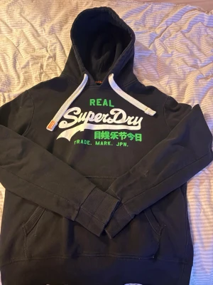 Superdry hoodie - Säljer denna snygga superdry hoodie för ett bra pris, säljer den då den är lite för stor för mig