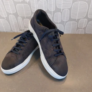 Vagabond Cody mörkblå mockasneakers med vit sula - Vagabond Cody  mörkblå sneakers i mocka med klassisk vit sula och matchande mörkblå snörning. I mycket fint skick,  använda 2 månader. 