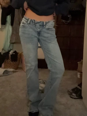 Ljusblå bootcut jeans med broderad ficka - Skit snygga jeans från lager 157 💓 Köpte för 400kr, passar mig bra som är 163! Strl S så de är lite större på mig som brukar bära XS men inte jätte mycket större, de sitter bra i midjan💓💓