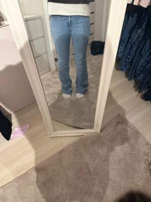 Ljusblå bootcut jeans med fickor - Säljer ett par ljusblå jeans med bootcut passform och snygga framfickor. Jeansen har klassisk femficksdesign och är tillverkade i mjukt denimtyg. Perfekta för dig som gillar en avslappnad men ändå trendig look.💕