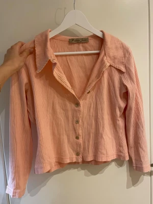 Rosa tröja  - Rosa tröja. Man kan ha den som en kofta eller tröja 💋