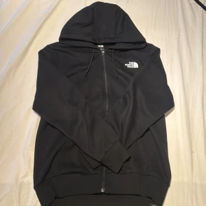 The North Face Zip Hoddie Women - Säljer min The North Face zip hoodie då jag råka köpa women och hittar inte kvittot. Den är tvättad en gång men aldrig använd! Den kostar 999kr ny! Storlek M