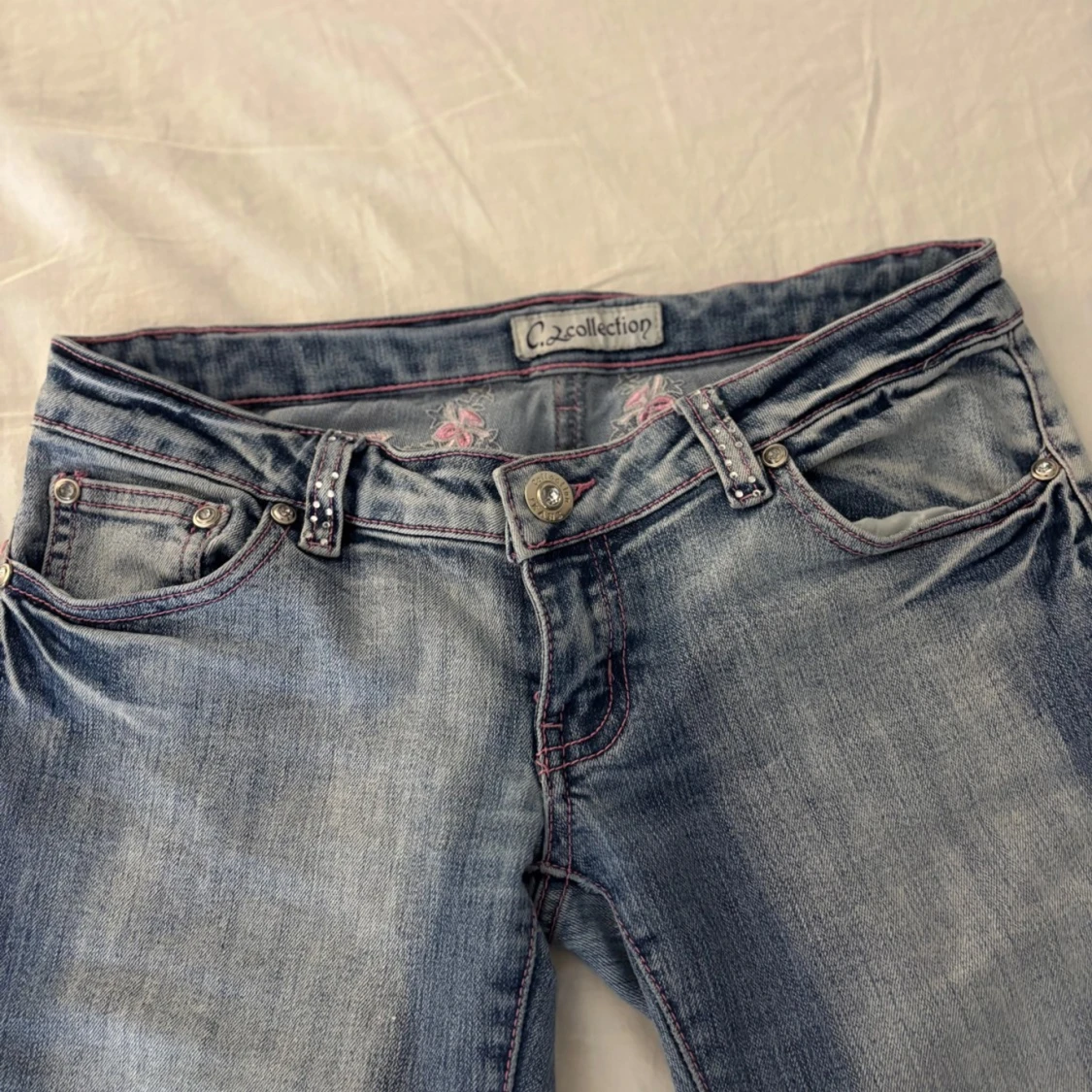 Lågmidjade jeans med broderade fjärilar - 2