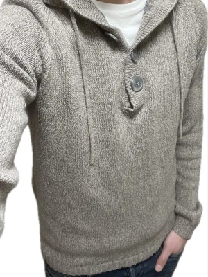 Stickad hoodie - Otroligt skön hoodie med snygga knappar vid halsen och snören i luvan.  Inte mycket använd så fint skick Storlek är S och passformen är normal. Jag på bild är ca 180cm och 63kg Priset är alltid diskuterbart och hör gärna av er om ni har någon fråga så svarar jag snabbt!