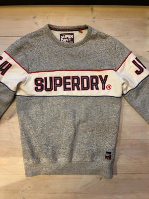 Grå Superdry sweatshirt strl M - Grå superdry sweatshirt i storlek M