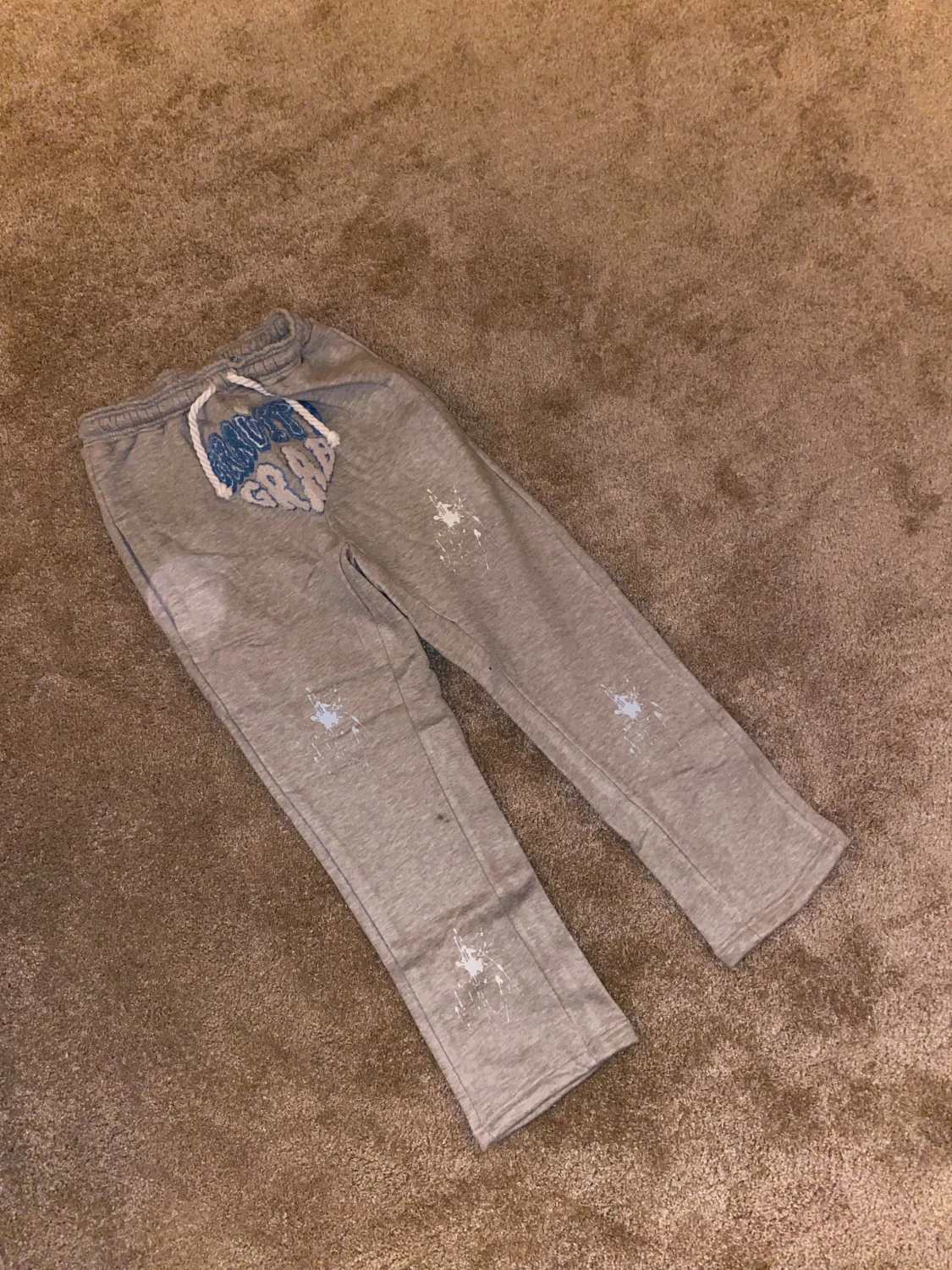 Grå mjukisbyxor med broderi XS