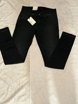 Helt nya tiger of sweden jeans! - Hej! Säljer nu mina tiger of sweden jeans som är helt nya. Med lapparna kvar! Dom är i färgerna svart och lite mörkgrå. Storlek W29 L30. Ny pris ligger runt 1600kr men mitt pris är 490kr! Perfekta julklappen🎄