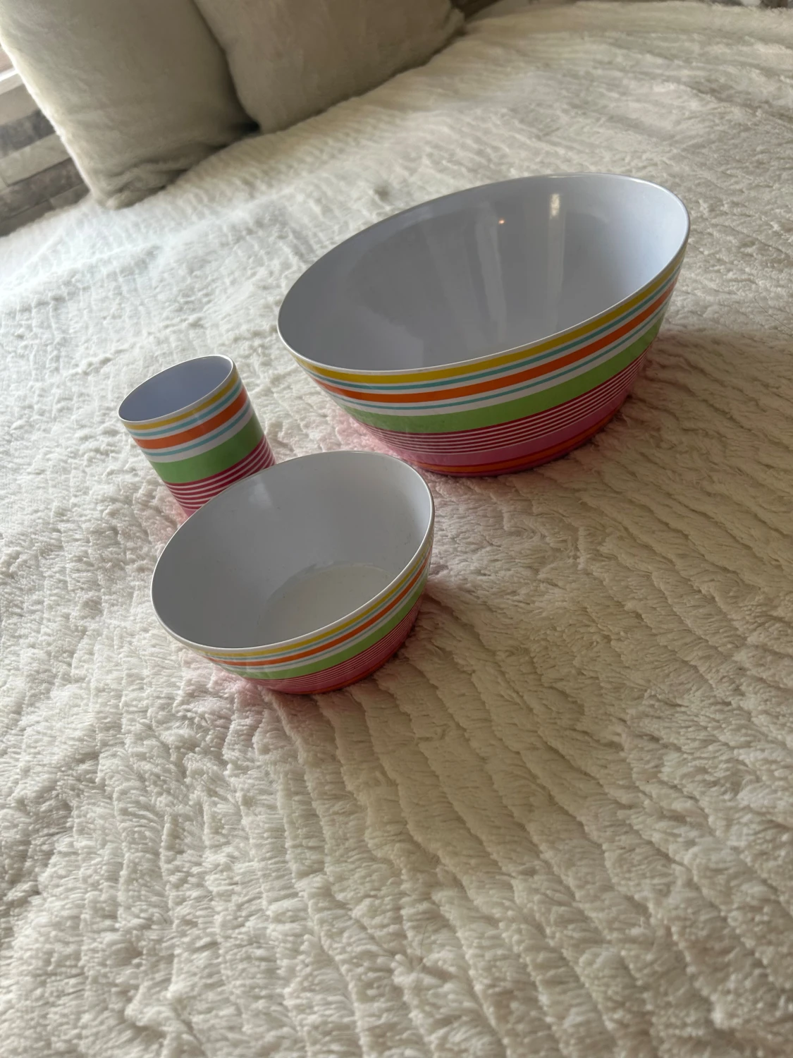 Randig väst i färgglad skålar i plast  - 1