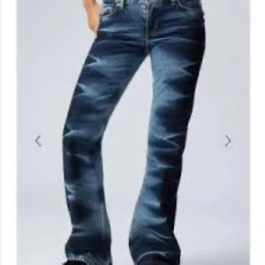 Blå bootcut jeans med zigzag-mönster - Snygga blå jeans med bootcut passform och coolt zigzag-mönster längs benen. Klippta vid bakre benen skriv för bilder💕💕