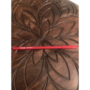 CAIA Redwood läppenna röd - Snygg läppenna från CAIA i färgen Redwood. Pennan har en intensiv röd nyans och kommer i klassisk pennform med matchande röd hylsa. Perfekt för att definiera och fylla i läpparna med precision. Enkel att använda och passar till många olika looks.