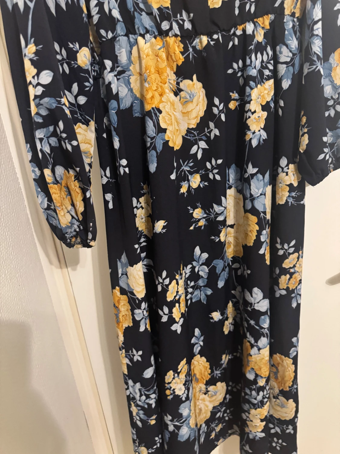 Mörkblå blommig långklänning - 1