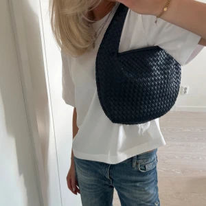 Bottega liknande väska - Superfin ”vävd” mörkblå väska från Nakd, sparsamt använd 💙