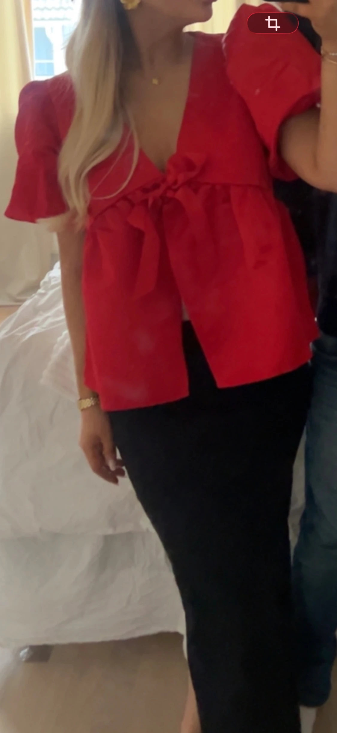 Röd blus med rosett och puffärmar - 1