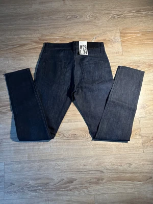 Tiger of Sweden  - Stilrena och tidlösa mörk blå jeans från Tiger of Sweden i storlek W29 L34.