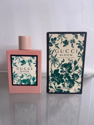 Gucci Bloom Acqua di Fiori - Gucci Bloom Acqua di Fiori Eau de Toilette, 100 ml. Snygg design med blommigt motiv, perfekt för dig som vill ha en trendig parfym från ett ikoniskt modehus.