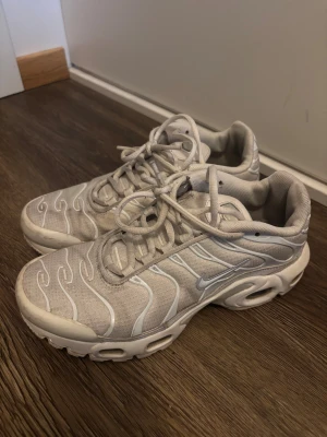 Nike Air Max Plus Triple White Women Sneakers  - Nike Air Max Plus Triple White Women Sneakers Pure-Platinum DM2362-100, använda men kan tvättas och bli fina och okej.