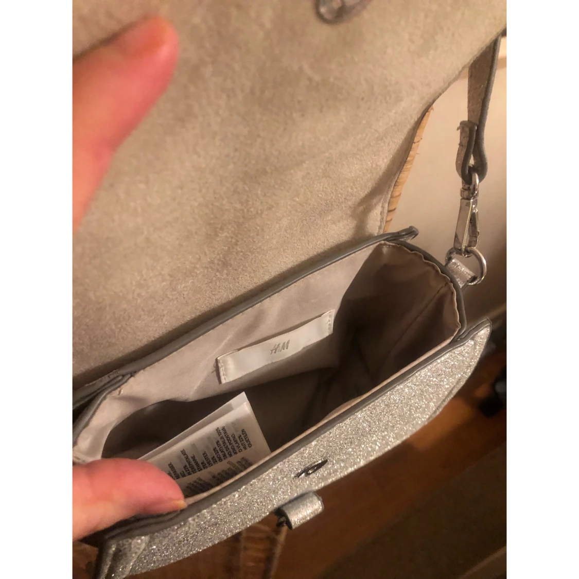 Glittrig silver axelväska från H&M - 2