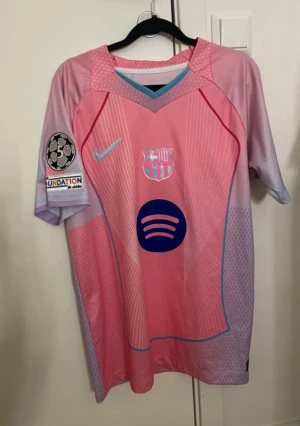 Fc Barcelona t-shirt  - En rosa fc barcelona t-shirt, använd bara en gång då den är för stor för mig. Lamine Yamal på ryggen och kan skicka vilken dag som hälst. Stolek M