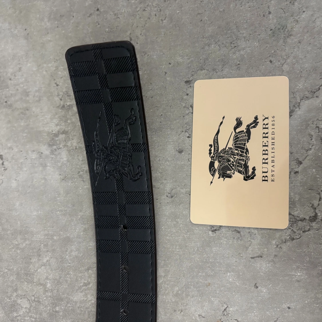 Burberry rutig skinnväst med B-spänne - 2