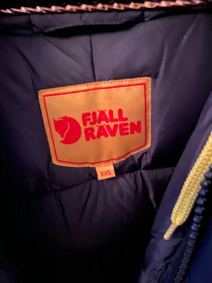 Fjällräven Expedition  - Mycket sparsamt använd utan slitage. Strl xxs man. Fungerar även för kvinna. 