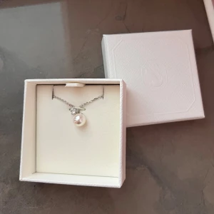 Halsband Swarovski - Säljer ett jättefint halsband i silver med en pärla och en sten💕 Kommer med box och påse!
