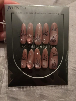 Lösnaglar  - Helt nya Press on nails medföljer klisterlappar för att fästa naglarna o även en fil storlek M 