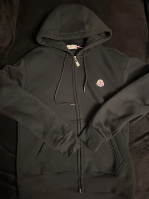 Moncler Tröja/cardigan - Hej säljer nu en fin moncler tröja som används bara ett fåtal gånger. Tröjan är riktigt varm och perfekt nu för vintern även stilren.
