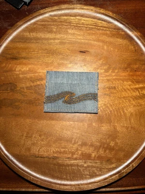 Blå R’essentials korthållare med Nudie brodering  - Stilren och hållbar blå denim korthållare med Nudie Jeans brodering. Egendesignad och egentillverkad av 100% autentiskt material. Skriv för mer bilder eller övriga funderingar.