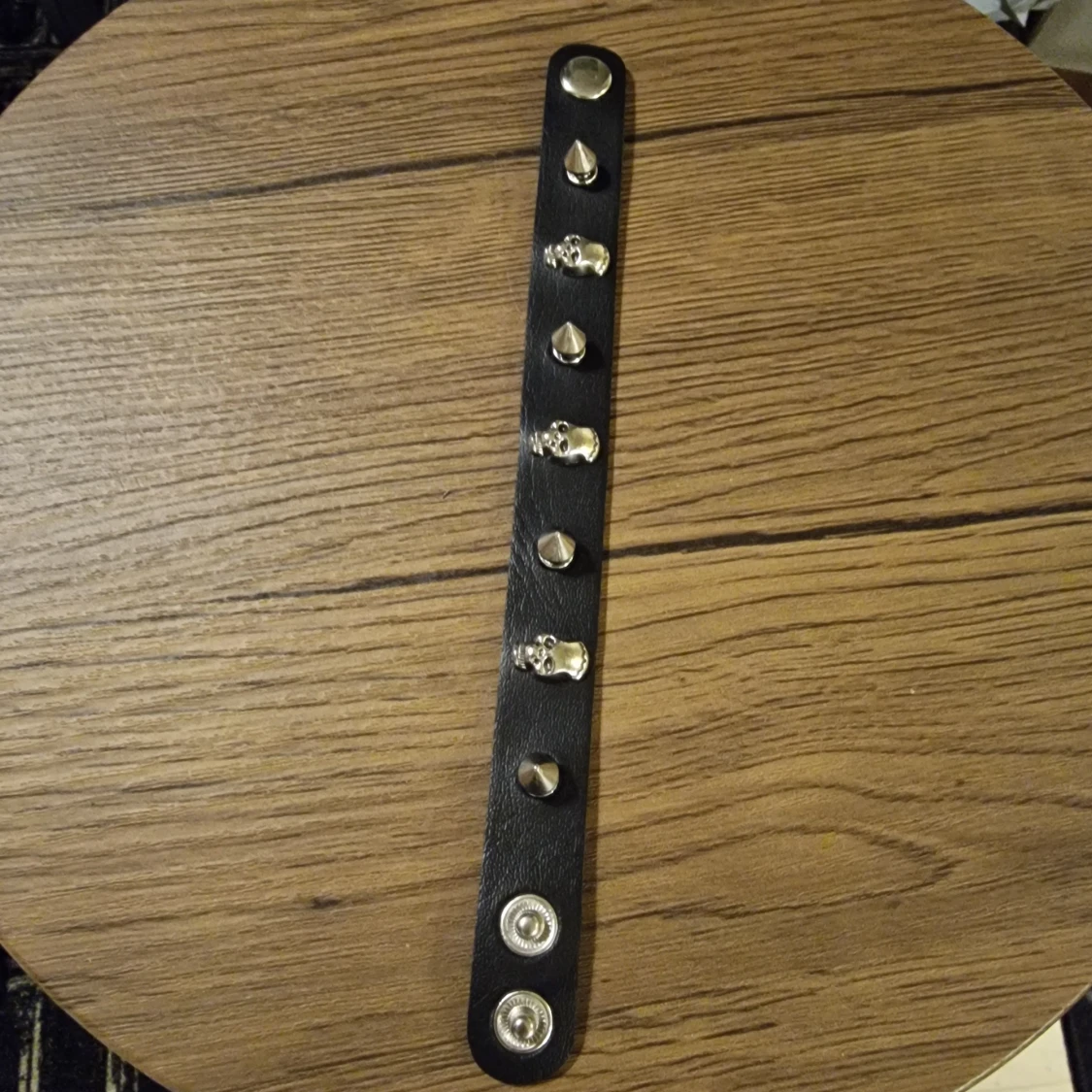 Svart skinnarmband med nitar och döskallar - 2