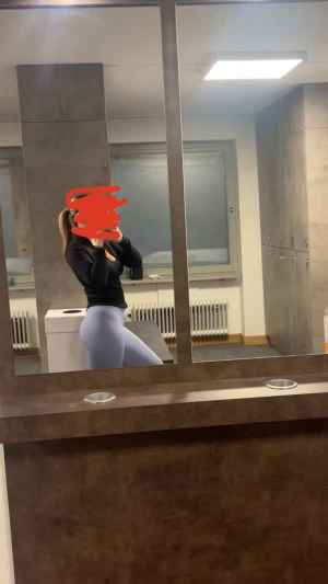 Blå/ lila leggings från Relode - Säljer ett par blå leggings från Relode med hög midja och tight passform. Materialet är mjukt och stretchigt, perfekt för gymmet eller andra träningspass. Diskret logga på linningen och scrunch-detalj bak för extra shaping.