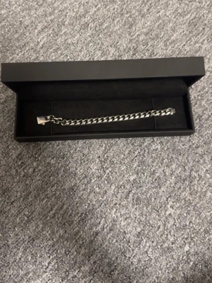 Silver armband från Kejsar - Bilderna visar ett silvrigt armband från Kejsar i en svart ask, i