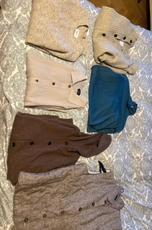 Tröjor och väst - Säljer av lite tröjor och en väst som ej används. Lite olika storlekar beroende på plagg så hör av dig vid intresse. Säljer för 300kr/st. Tot 1800kr men köper man alla plagg kostar de 1500kr. Mycket bra skick på plaggen överlag. Märken i bildernas ordning är ”NN07, JacknJones, John Henric, Massimo Dutti, Les Worries och John Smedley”.