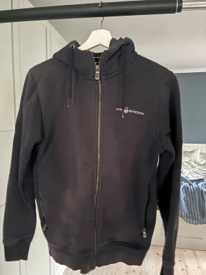 Sail racing hoodie  - Luvtröja från sail racing. Storlek S. Bra skicka lite blekt men annars väldigt bra. 