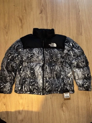 The north face retro 1996 nuptse jacket - Säljer min north face tnf nuptse black Wood som köptes förra året i Oslo. Helt ny har har bara testats inomhus. Kan mötas i Stockholm eller frakt. STORLEK L . Nypris på den 3300.  ALLT OG FINNS KVAR