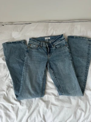 Perfect Jeans från Gina Tricot, blå, strl 34 - Säljer ett par ljusblå bootcut Jeans från Gina Tricot i storlek 34. Supersnygga och sköna💕💕